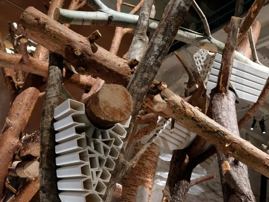 Caracol-KengoKuma-Biennale-Architettura-2025-LFAM-robotic-advanced-manufacturing-TPE-HeronAM-899x675-1
