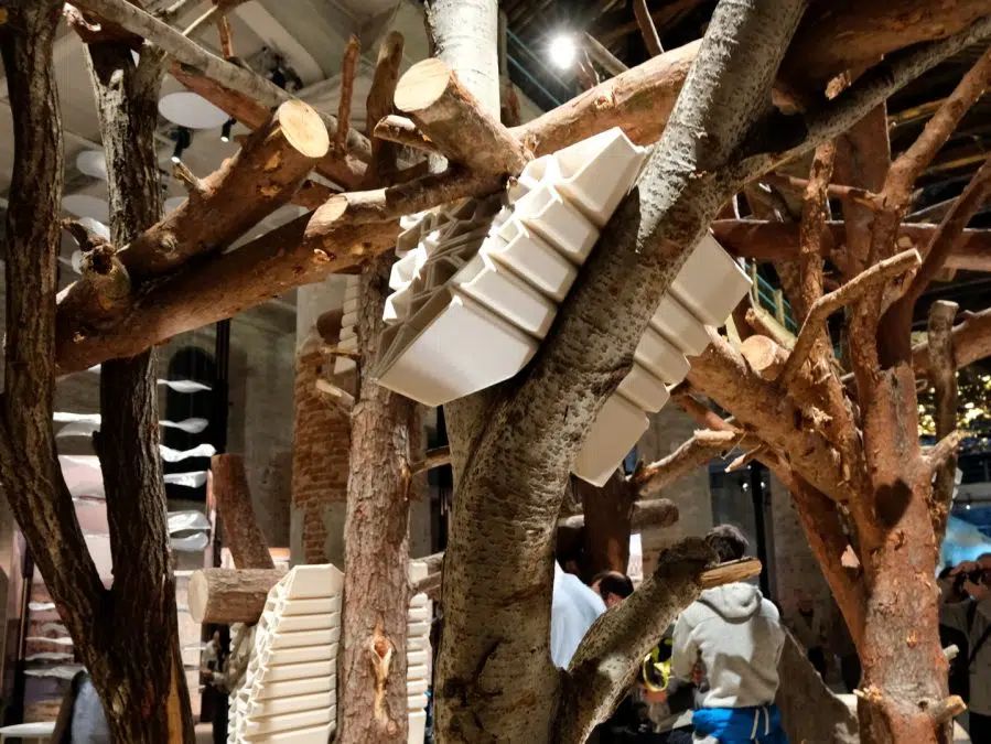 Caracol-KengoKuma-Biennale-Architettura-2025-LFAM-robotic-advanced-manufacturing-TPE-HeronAM1-899x675-1