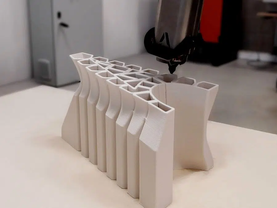 Caracol-KengoKuma-Biennale-Architettura-2025-LFAM-robotic-advanced-manufacturing-TPE-HeronAM3-899x675-1